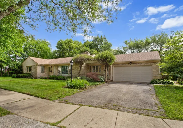 34th image of 807 Surrey Ln, Glenview, IL 60025 | MLS# 12731390