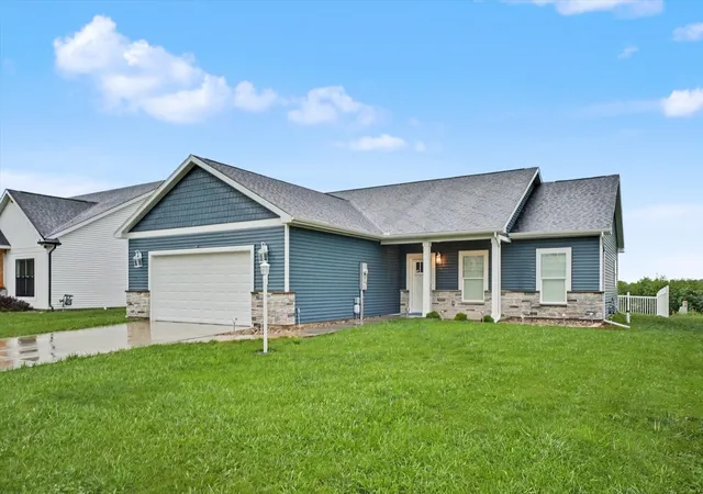 2nd image of 3704 Boulder Ridge Dr, Champaign, IL 61822 | MLS# 12731404