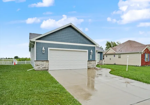 4th image of 3704 Boulder Ridge Dr, Champaign, IL 61822 | MLS# 12731404