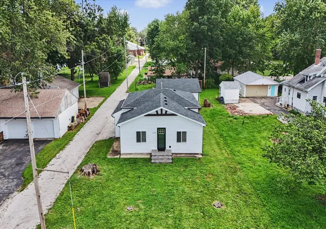 Photo 3 of Single family home for sale at 205 S Washington St, Mansfield, IL 61854 | MLS# 12731436 | Listing updated on 2026-08-25