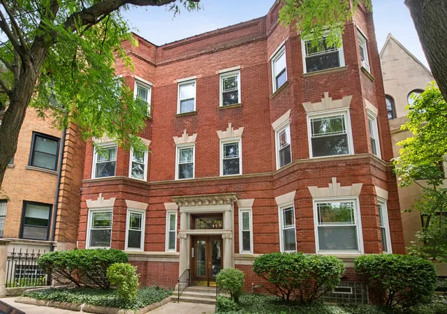 Listing Photo 2 - Condo for sale in building located at 5715 S Blackstone Ave, Chicago, IL 60637 - Unit #2S