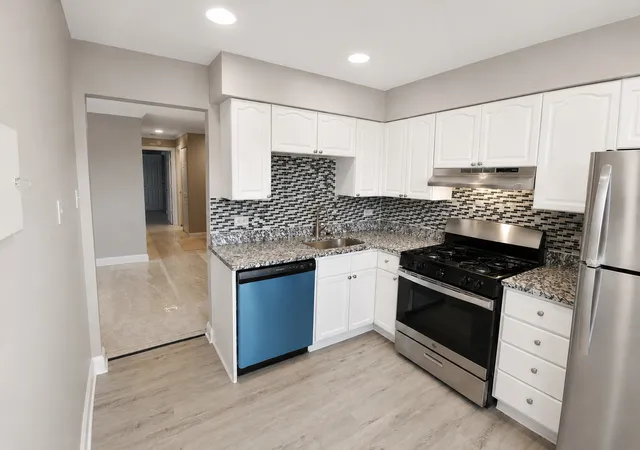 Listing Photo 4 - Condo for sale in building located at 680 Marilyn Ave, Glendale Heights, IL 60139 - Unit #210