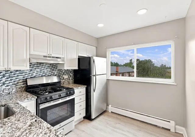 Listing Photo 5 - Condo for sale in building located at 680 Marilyn Ave, Glendale Heights, IL 60139 - Unit #210