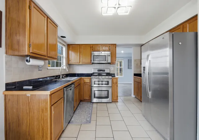 Photo 4 of Single family home for sale at 18 Truman Ln, Streamwood, IL 60107 | MLS# 12731571 | Listing updated on 2026-09-05