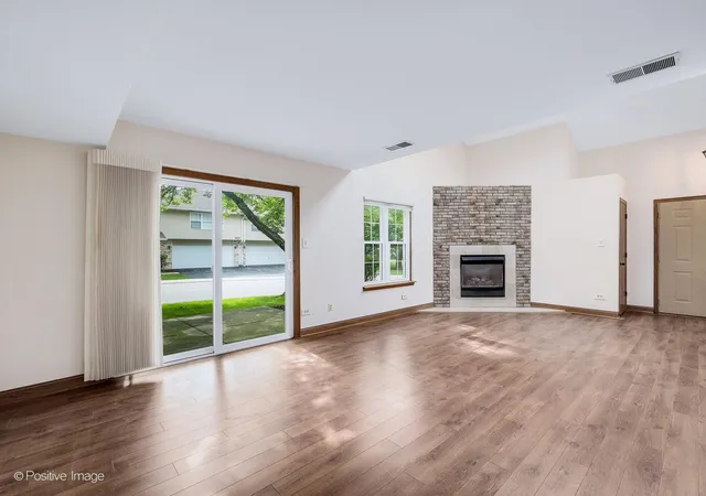 4th image of 920 Elderberry Cir, Naperville, IL 60563