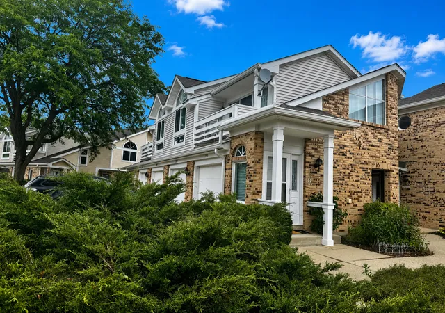 Photo 4 of Townhouse for sale at 1225 Ranchview Ct #0, Buffalo Grove, IL 60089 | MLS# 12731688 | Listing updated on 2026-09-03
