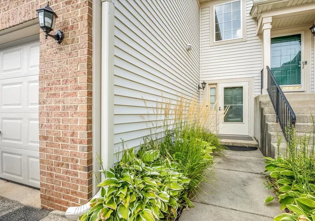 3rd image of 277 Nicole Dr, South Elgin, IL 60177