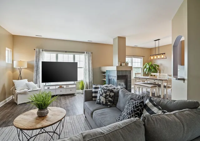 4th image of 1080 Delta Dr #1080, Elgin, IL 60123 | MLS# 12731784
