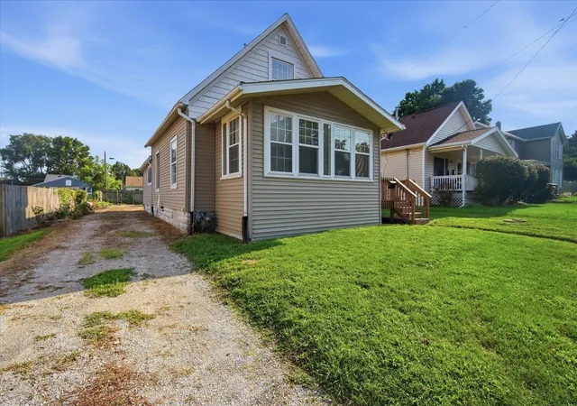 2nd image of 323 E Lincoln St, Bloomington, IL 61701 | MLS# 12731808