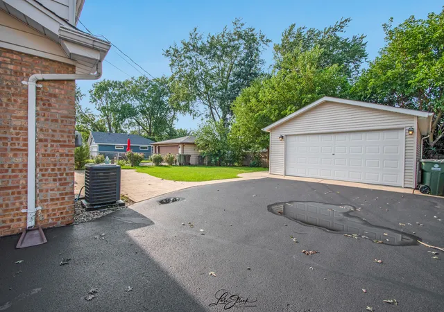 Photo 4 of Single family home for sale at 7252 174th Place, Tinley Park, IL 60477 | MLS# 12731853 | Listing updated on 2026-09-07