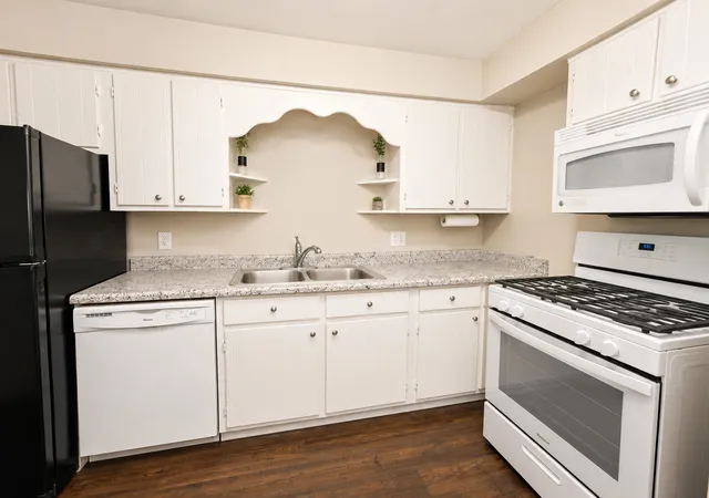 Listing Photo 4 - Condo for sale in building located at 444 Cavalier Ct, West Dundee, IL 60118 - Unit #3-1