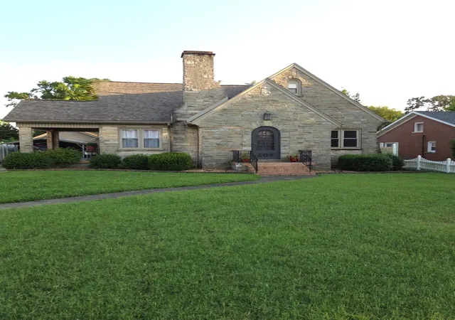 Photo 2 of Single family home for sale at 609 Elm St, Carmi, IL 62821 | MLS# 12731886 | Listing updated on 2026-09-01