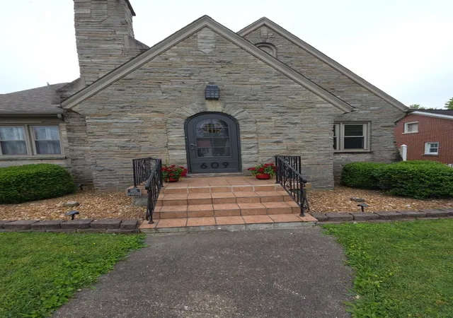 Photo 3 of Single family home for sale at 609 Elm St, Carmi, IL 62821 | MLS# 12731886 | Listing updated on 2026-09-01