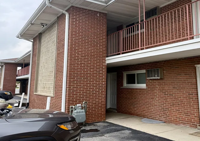 2nd image of 101 Dover Dr #5, Des Plaines, IL 60018 | MLS# 12731894