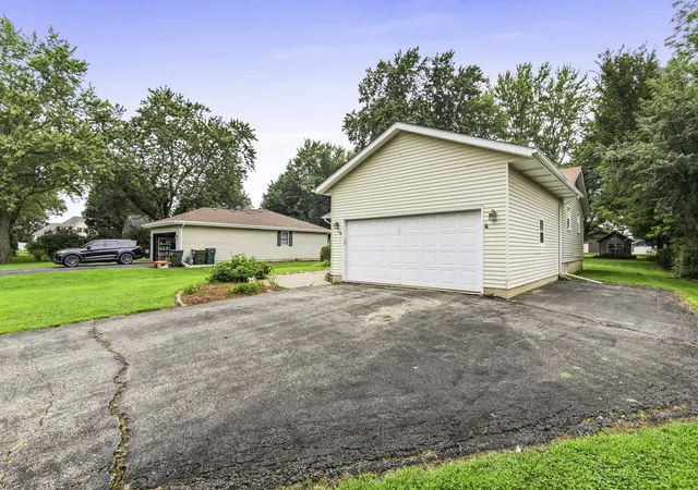 2nd image of 699 Karen Dr, Lake Holiday, IL 60552 | MLS# 12731928