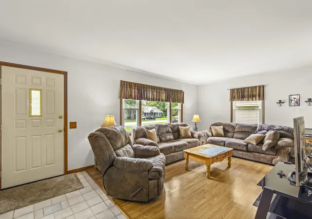4th image of 699 Karen Dr, Lake Holiday, IL 60552 | MLS# 12731928
