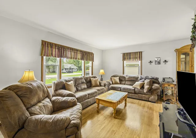 5th image of 699 Karen Dr, Lake Holiday, IL 60552 | MLS# 12731928