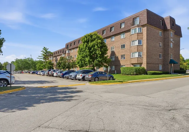 3rd image of 220 S Roselle Rd, Schaumburg, IL 60193