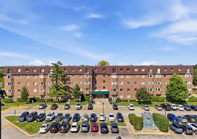 4th image of 220 S Roselle Rd, Schaumburg, IL 60193