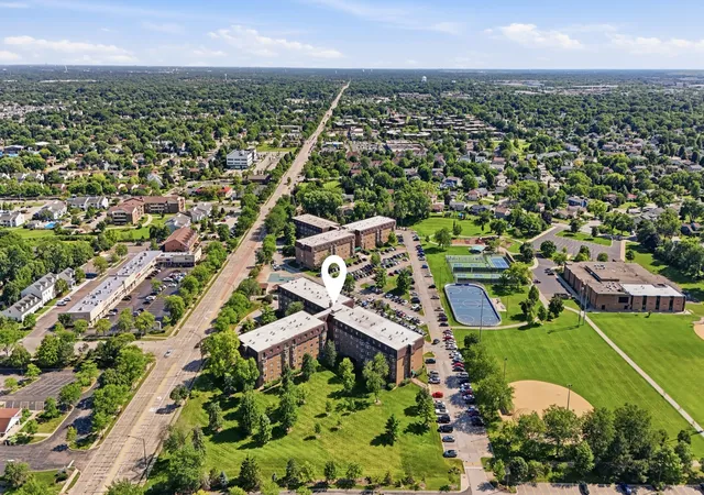 2nd image of 220 S Roselle Rd, Schaumburg, IL 60193