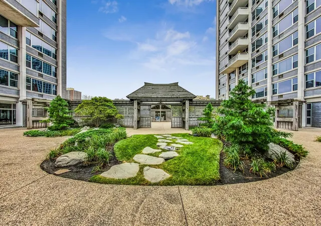 2nd image of 4250 N Marine Dr, Chicago, IL 60613