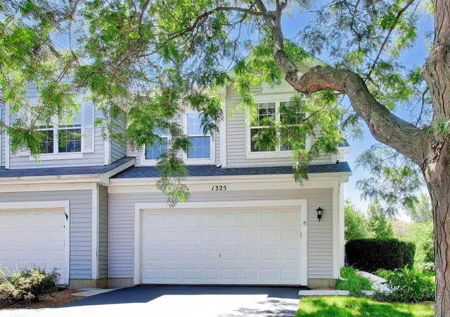 Photo 2 of Townhouse for sale at 1325 Newport St, Mundelein, IL 60060 | MLS# 12732016 | Listing updated on 2026-09-04