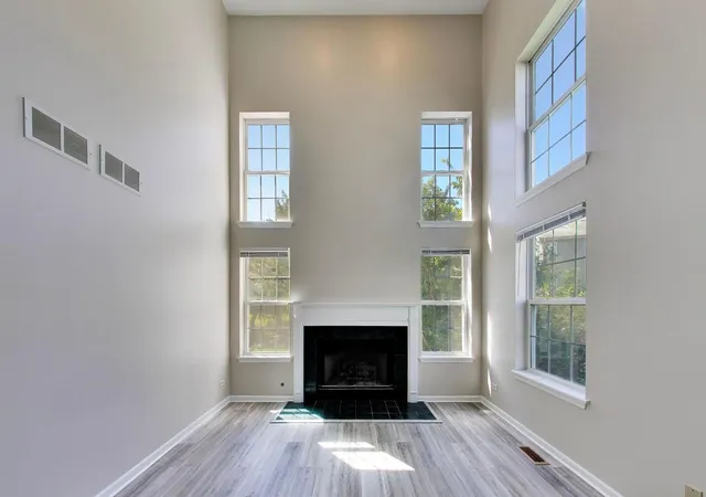 Photo 3 of Townhouse for sale at 1325 Newport St, Mundelein, IL 60060 | MLS# 12732016 | Listing updated on 2026-09-04