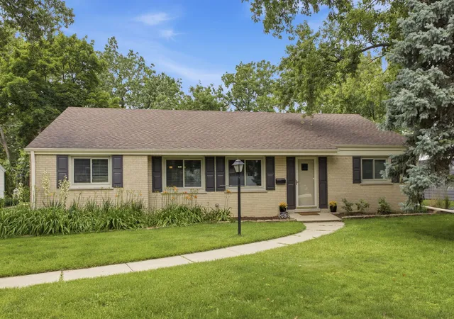 Photo 1 of Single family home for sale at 5818 Ridgewood Dr, Western Springs, IL 60558 | MLS# 12732106 | Listing updated on 2026-09-03