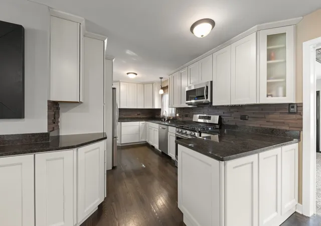 Photo 3 of Single family home for sale at 5818 Ridgewood Dr, Western Springs, IL 60558 | MLS# 12732106 | Listing updated on 2026-09-03