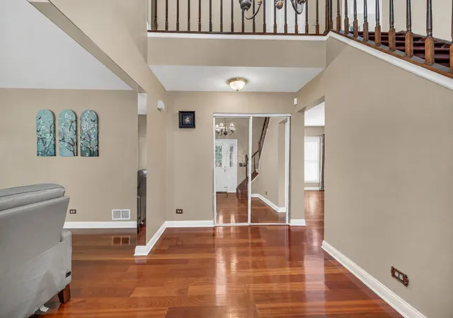 Photo 5 of Single family home for sale at 256 E Fox Hl Dr, Buffalo Grove, IL 60089 | MLS# 12732115 | Listing updated on 2026-08-19
