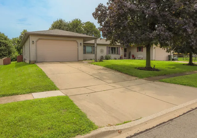3rd image of 904 Harvest Trl, Yorkville, IL 60560