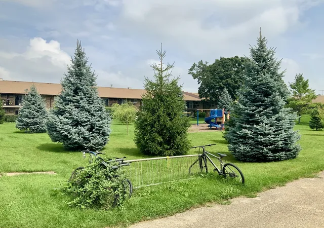 2nd image of 836 E Old Willow Rd, Prospect Heights, IL 60070