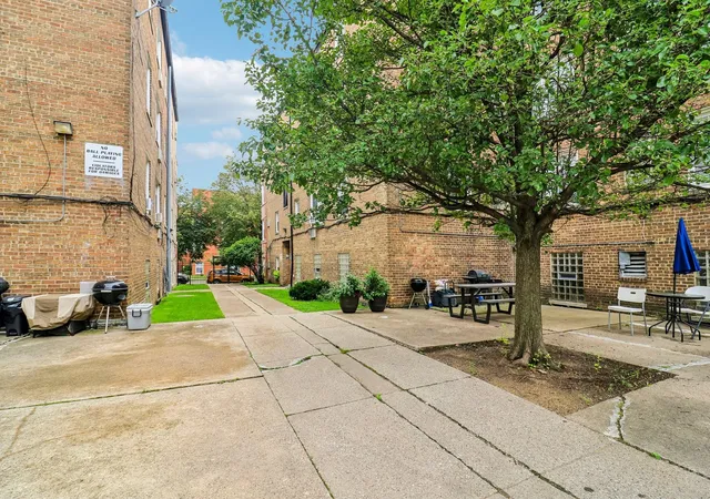 Listing Photo 2 - Condo for sale in building located at 2408 W Farragut Ave, Chicago, IL 60625 - Unit #2A