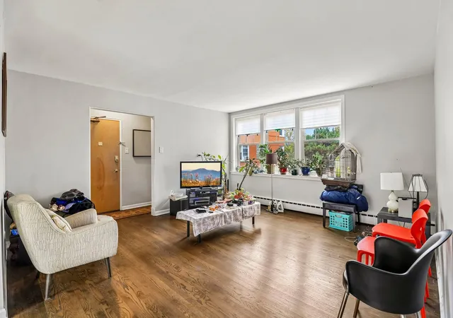 Listing Photo 4 - Condo for sale in building located at 2408 W Farragut Ave, Chicago, IL 60625 - Unit #2A