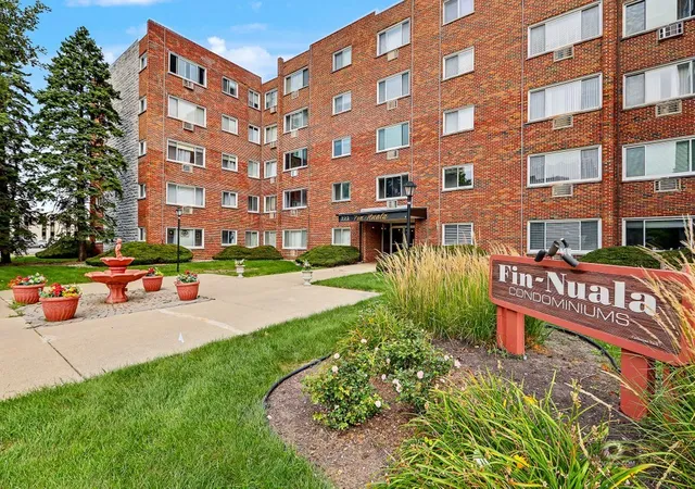 Listing Photo 4 - Condo for sale in building located at 222 Madison St, Joliet, IL 60435 - Unit #109
