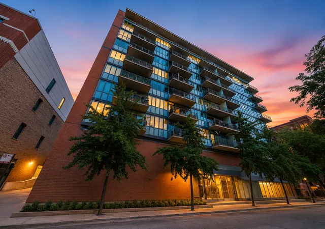 2nd image of 321 S Sangamon St, Chicago, IL 60607
