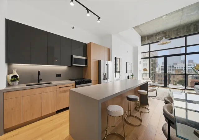 3rd image of 321 S Sangamon St, Chicago, IL 60607