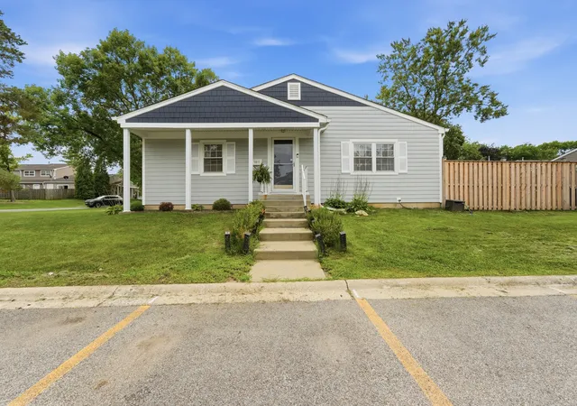 1st image of 1811 Carlisle Ct, Schaumburg, IL 60194 | MLS# 12732267