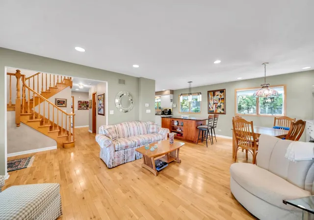 5th image of 728 Price Ln, Deerfield, IL 60015 | MLS# 12732276