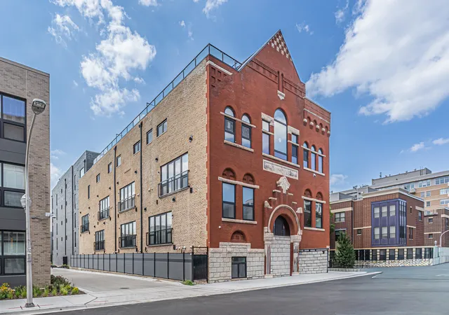 2nd image of 505 W Elm St, Chicago, IL 60610