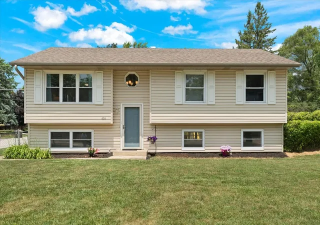 Photo 1 of Single family home for sale at 424 E Shorewood Rd, Round Lake Beach, IL 60073 | MLS# 12732301 | Listing updated on 2026-10-06