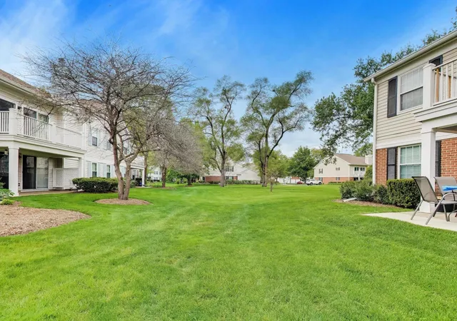 2nd image of 592 Edinburgh Ln, Prospect Heights, IL 60070