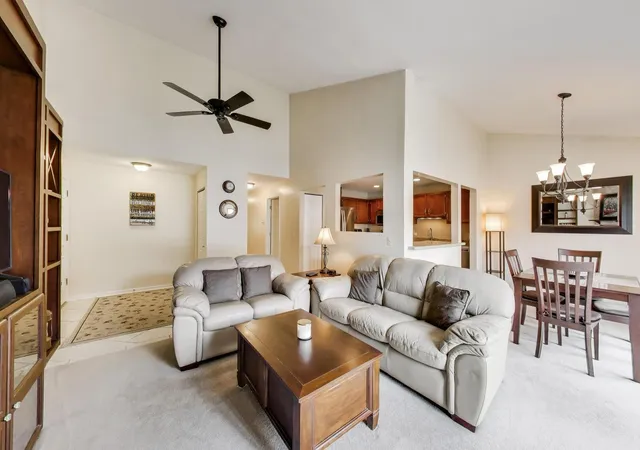 3rd image of 592 Edinburgh Ln #B, Prospect Heights, IL 60070 | MLS# 12732316