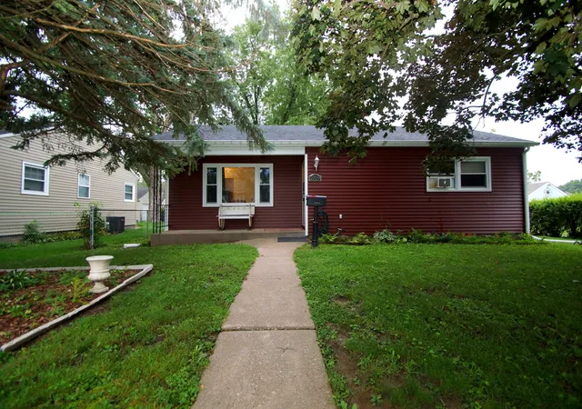 Photo 1 of Sale Pending at 2729 Bellevue Ave, Bettendorf, IA 52722 | MLS# 12732317 | Listing updated on 2026-10-20