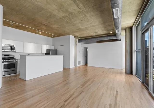 2nd image of 939 W Huron St, Chicago, IL 60642