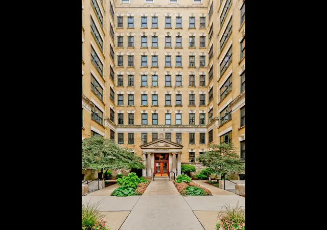 Photo 2 of Condo for sale at 559 W Surf St #500, Chicago, IL 60657 | MLS# 12732337 | Listing updated on 2026-08-25