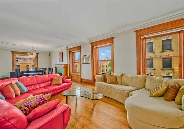 Photo 4 of Condo for sale at 559 W Surf St #500, Chicago, IL 60657 | MLS# 12732337 | Listing updated on 2026-08-25