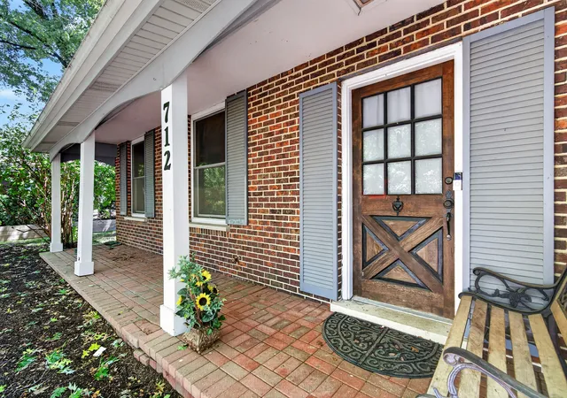 2nd image of 712 Pawnee Ln, Naperville, IL 60563 | MLS# 12732351