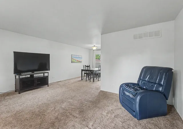 5th image of 37 Yardley Ln, Schaumburg, IL 60194 | MLS# 12732396