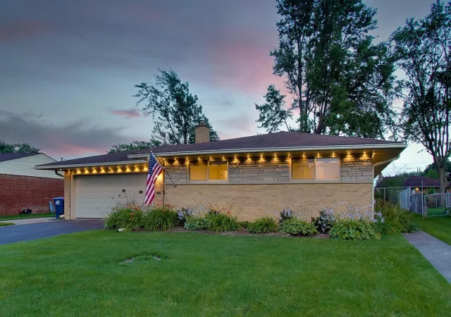 2nd image of 301 Lance Dr, Des Plaines, IL 60016 | MLS# 12732406